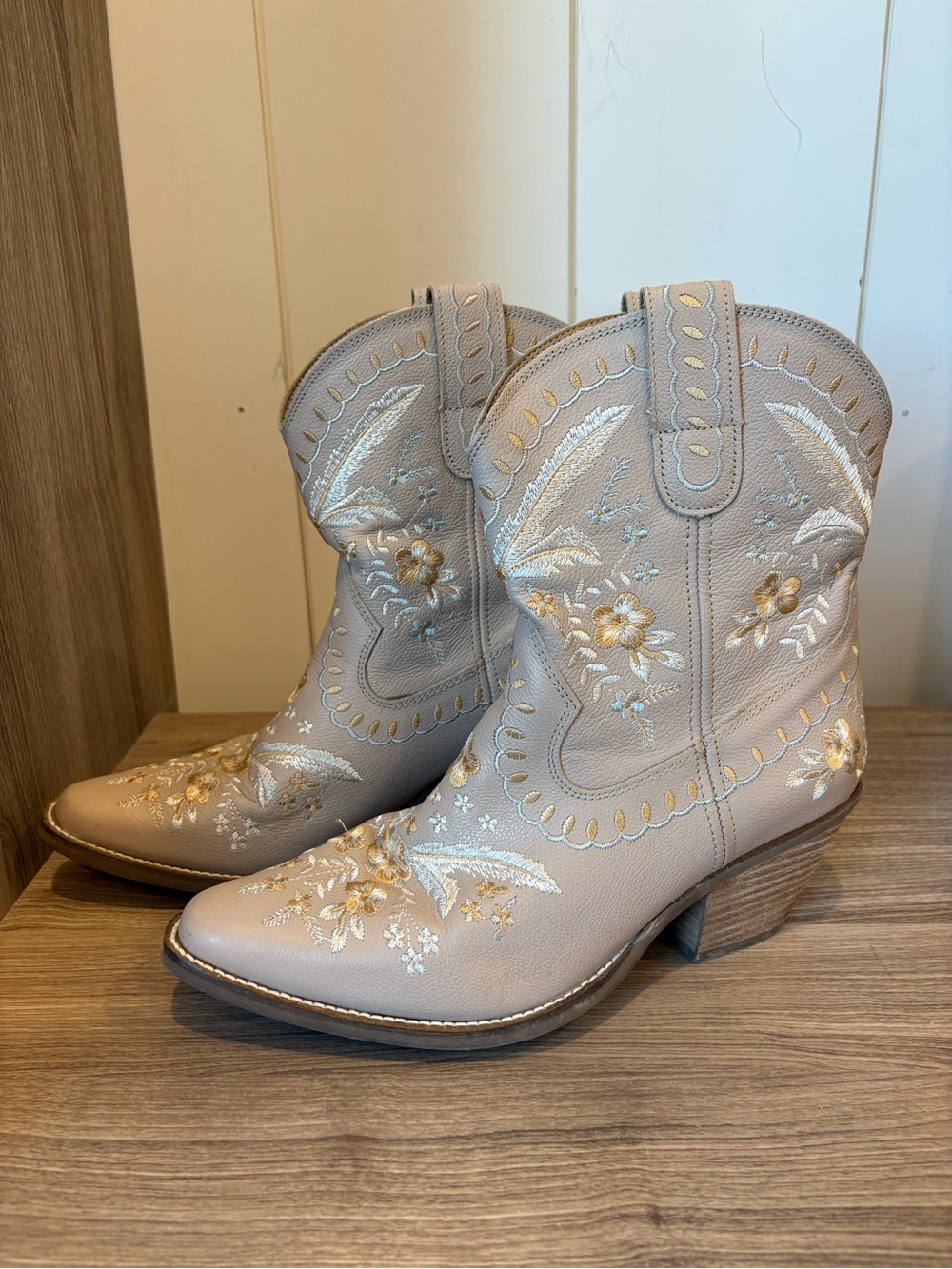 Dingo Primrose Western Booties, snip toe Embroidered Beige and Gold - Picture 2 of 11